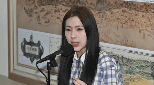 十八岁心动，三十岁成婚。我和她整整十二年的青梅竹马，是亲戚朋友眼里最完美的爱情模