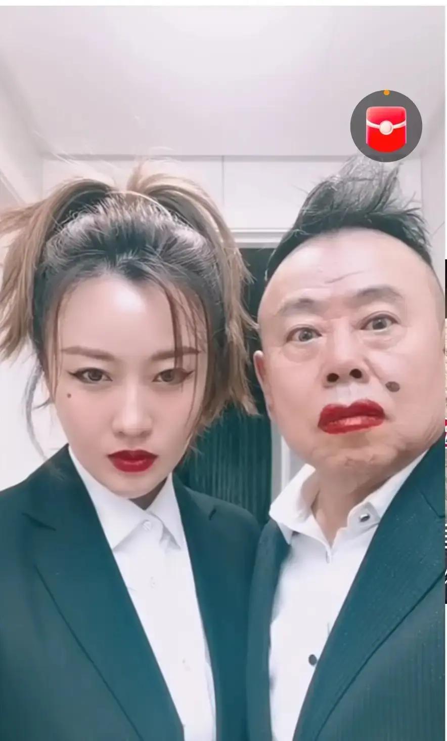 潘长江天天在家拍尬舞视频，拉着女儿一起上镜。画面里俩人妆化得惨白，动作夸张