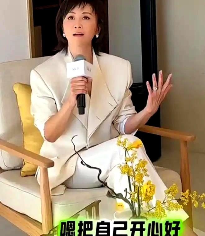 哎呀，我说兰姐这是彻底活明白了呀！以前看她直播，总觉得有点绷着劲儿，忙着带货，