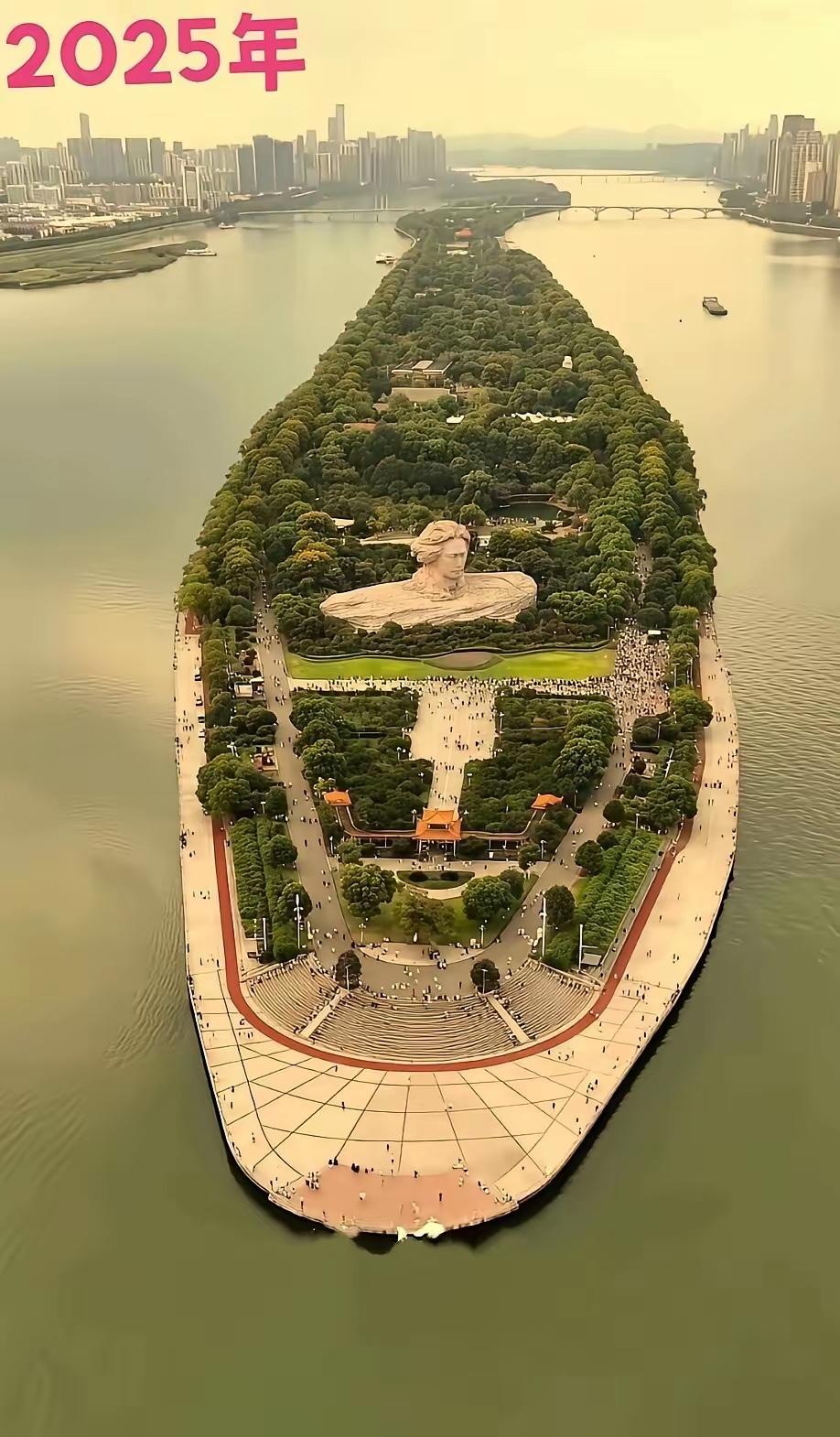 看到两张照片现在的橘子洲头景区和1996年时候的橘子洲头的对比…觉得长沙市最
