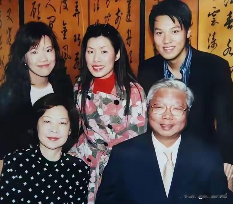 香港艺人王贤志，出身资产数十亿的王氏港建豪门，父亲王忠桐是商界大佬。曾经很多人感