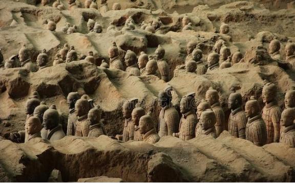 1974年，刚出土时的兵马俑  1974年3月，陕西临潼西杨村的旱情让村民们