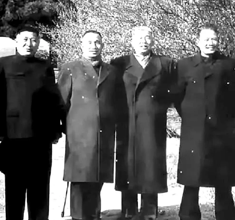 1972年，军事科学院副政委钟期光上将因病瘫痪，他的2个儿子参军无门。2个孩子没
