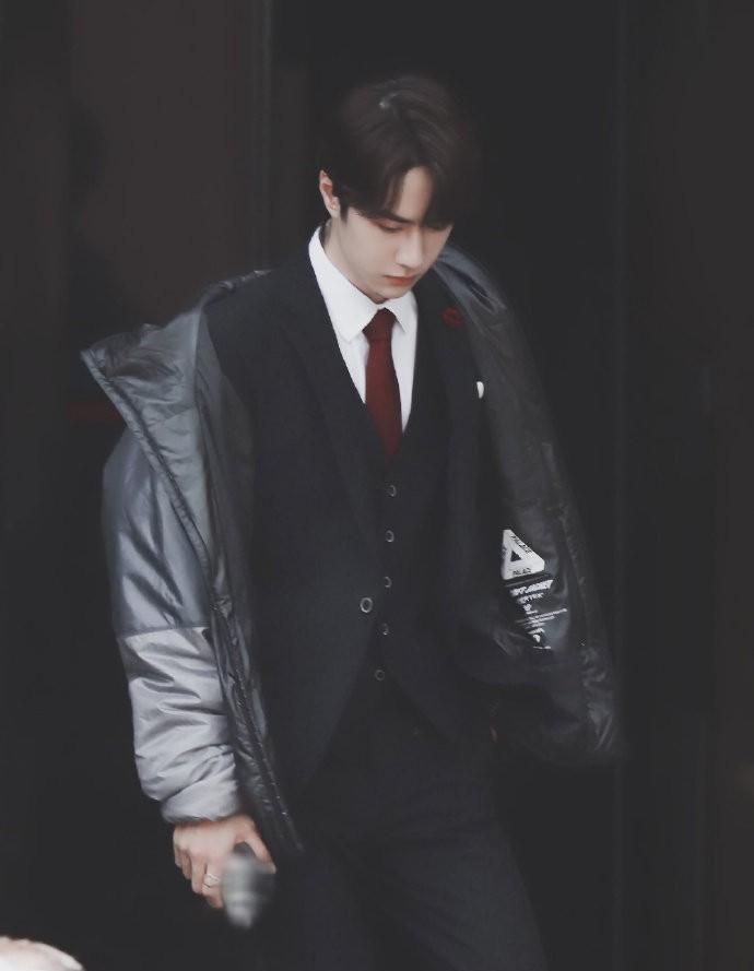 他拆了流量明星的标签用骨头当筹码。《热烈》票房破10亿那天，街舞圈元老在后台