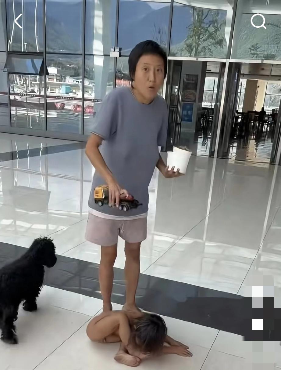刷到那个三岁娃光脚爬、跟狗抢食的视频，我真的惊得说不出话！更让人费解的是，娃