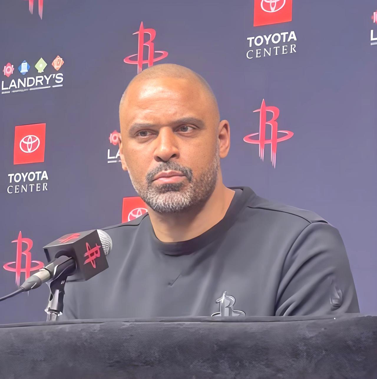 火箭客场输湖人，主教练乌杜卡被千夫所指，球迷只给到他2.2分，并且呼吁他立马下课