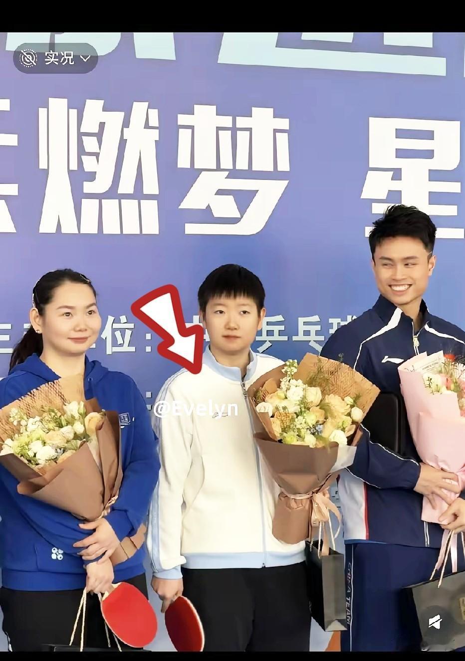 莎莎跟启豪站一块，比启豪头发还短。真的谁能敢像莎莎头发剪到这么短，永远素面朝