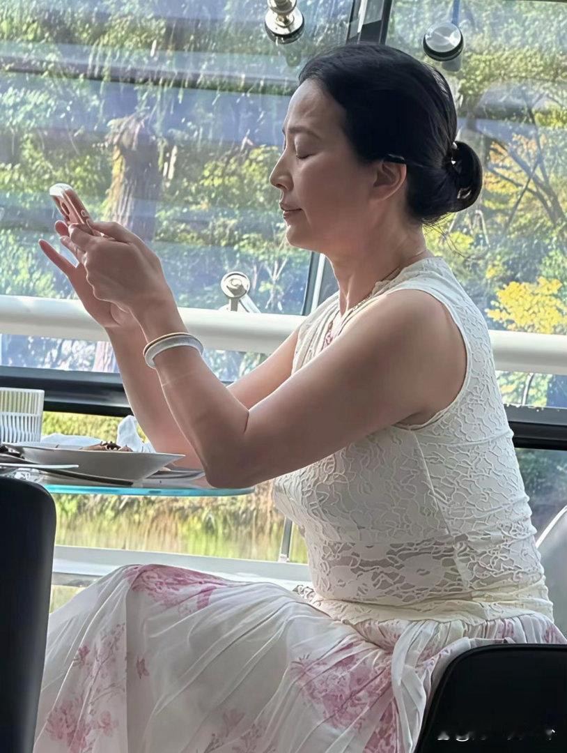刘亦菲妈妈刘晓莉现身北京商场，年近七十，依旧保持着优雅温婉的气质。​​​