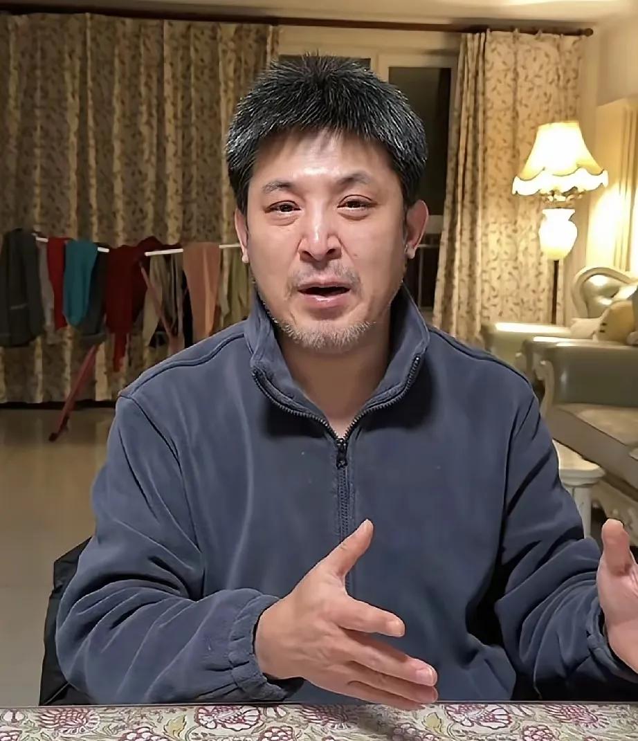 60岁孙涛哭了，竟然是因为老搭档闫学晶，网友感叹红颜祸水。小品王孙涛已经60