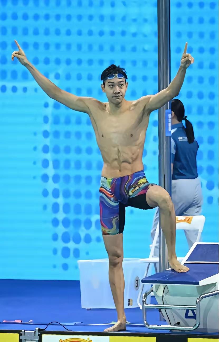 张展硕退赛了。已经五金了。支持退。刚完1500，接着又要400混，铁人也不是这样