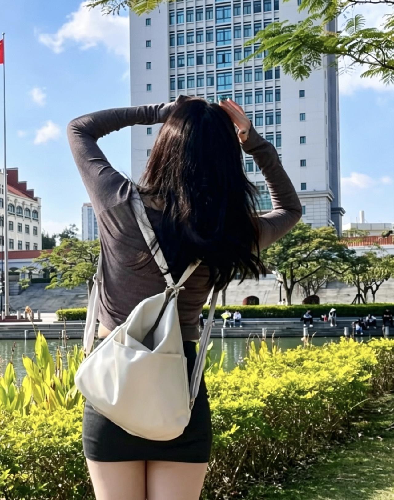 阳光明媚的午后，漫步在城市公园，享受宁静与美好。