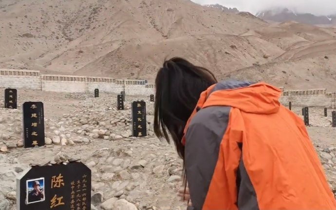 其实每天都会很多人来到这里祭拜英雄。在中国海拔最高的烈士陵园，英雄从未被遗忘！