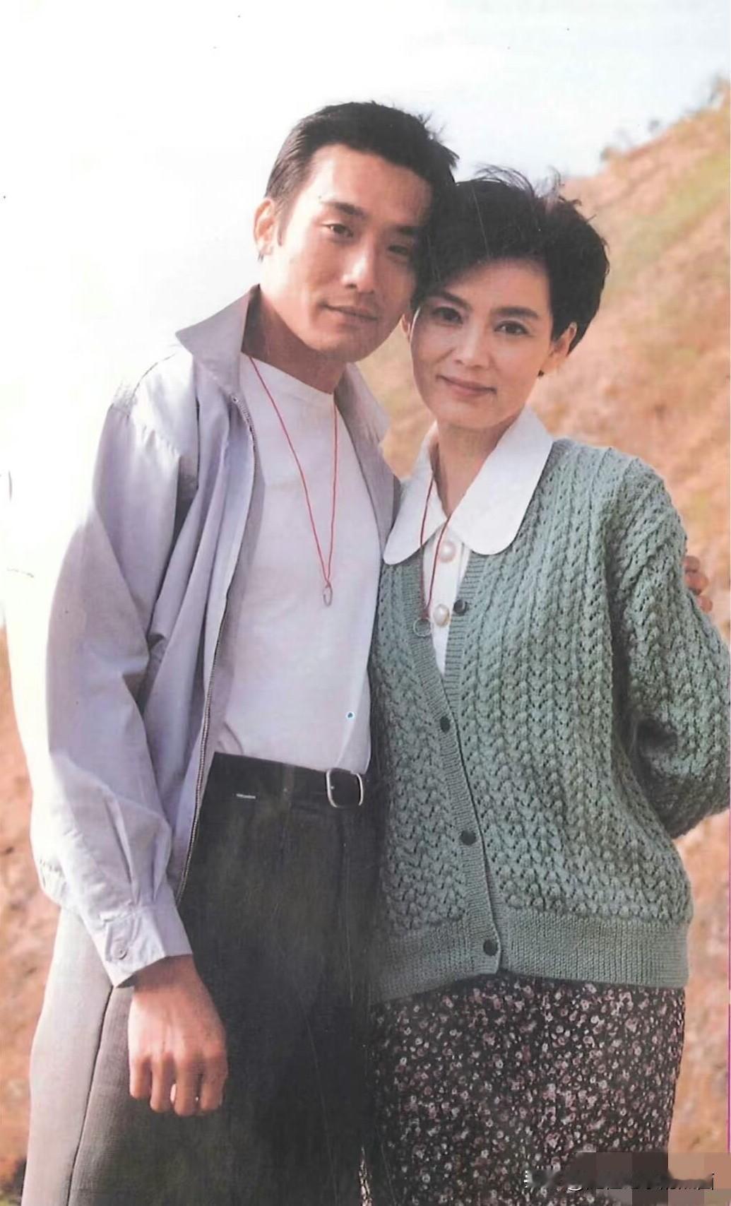 这是拍摄于90年代的老照片了，右边短头发的美女是演员潘虹，她年轻时候长相比较端庄