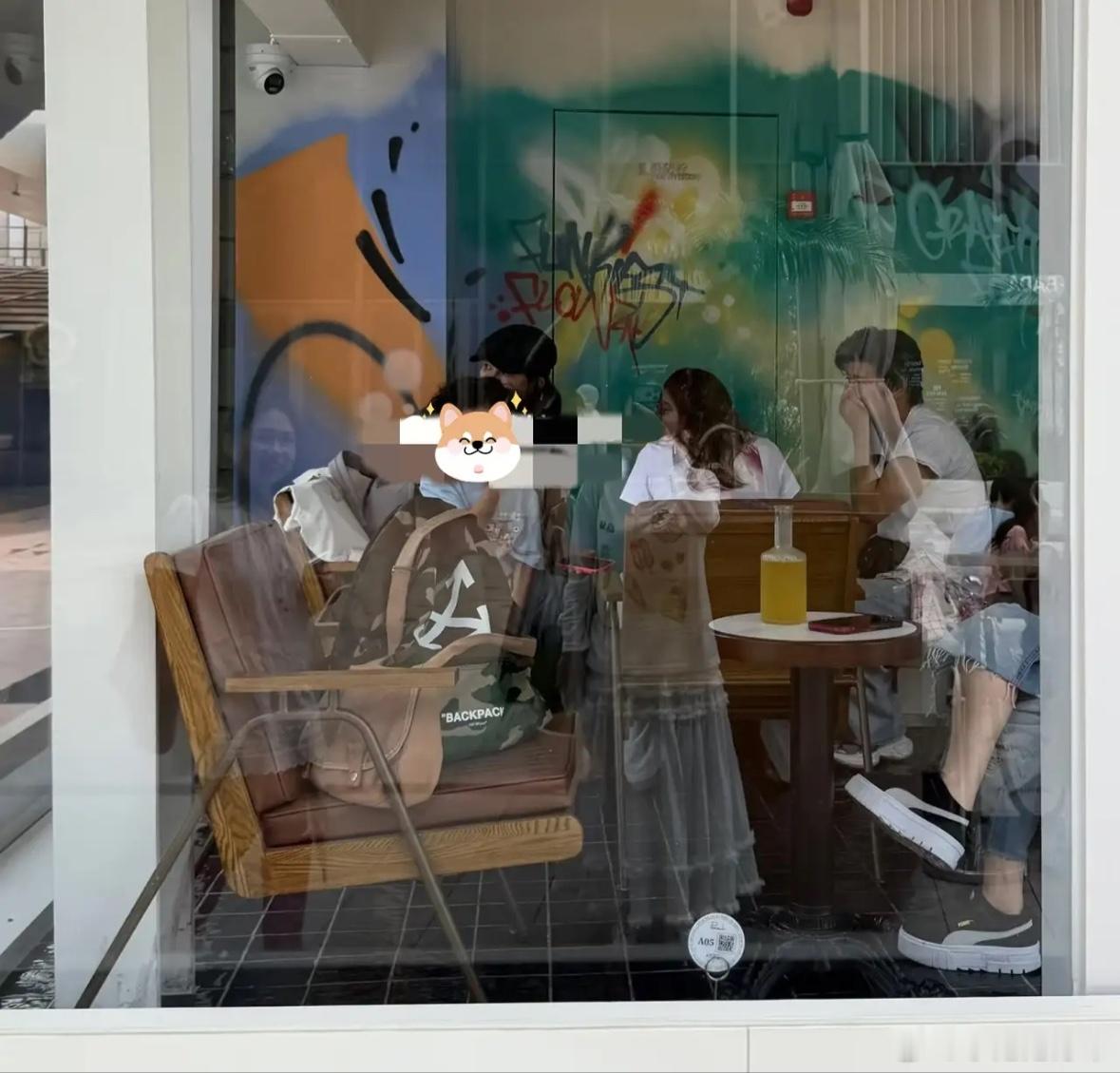 有网友在深圳K11，偶遇蔡少芬张晋一家！不得不说，明星就是明星，蔡少芬只是坐在咖