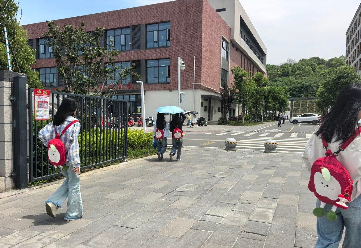 到底是谁说大学生没有统一校服的🤣👌撞衫易如反掌
