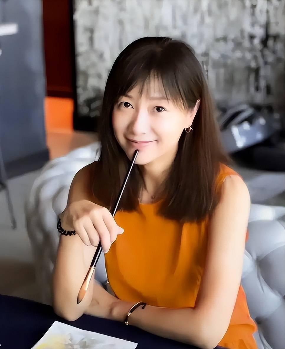 当初王珞丹拍剧版杜拉拉升职记，记者问她，“你觉得你这版，和徐静蕾的电影版有什