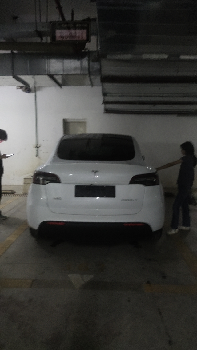 提新车啦特斯拉Y上周六提车昨天验车选号，开了几天感觉最大失落就是官方续航545