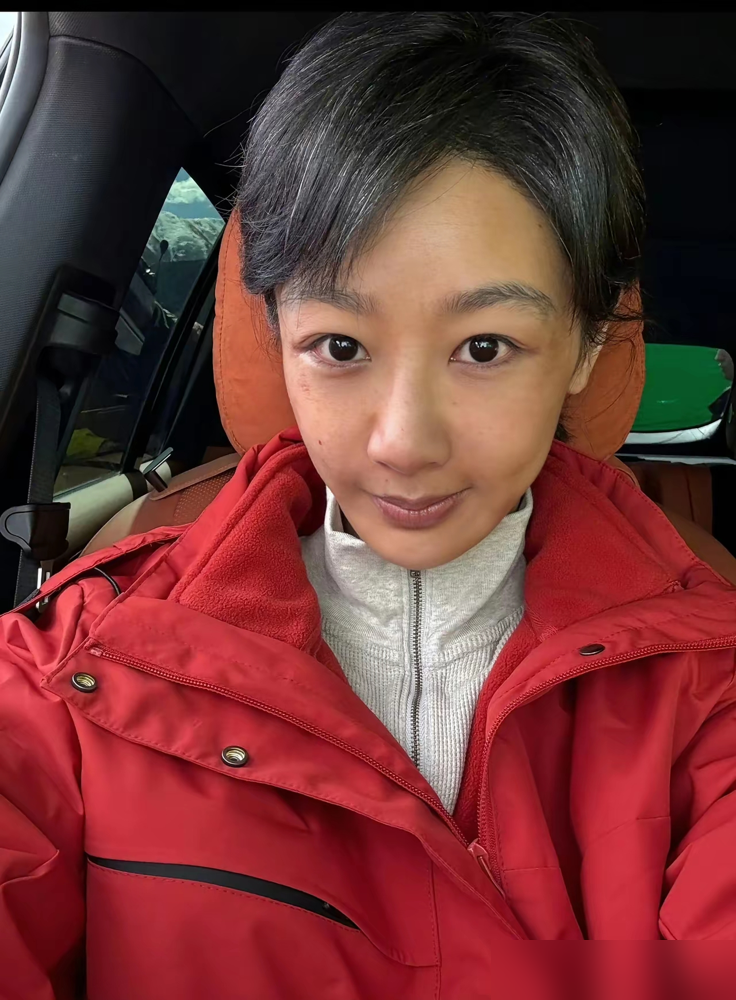 杨紫在纽约街头跑步，被路人拍下来了，脸垮了，腿粗了，整个人老了十岁。评论区一片状态差别硬撑了。可你们