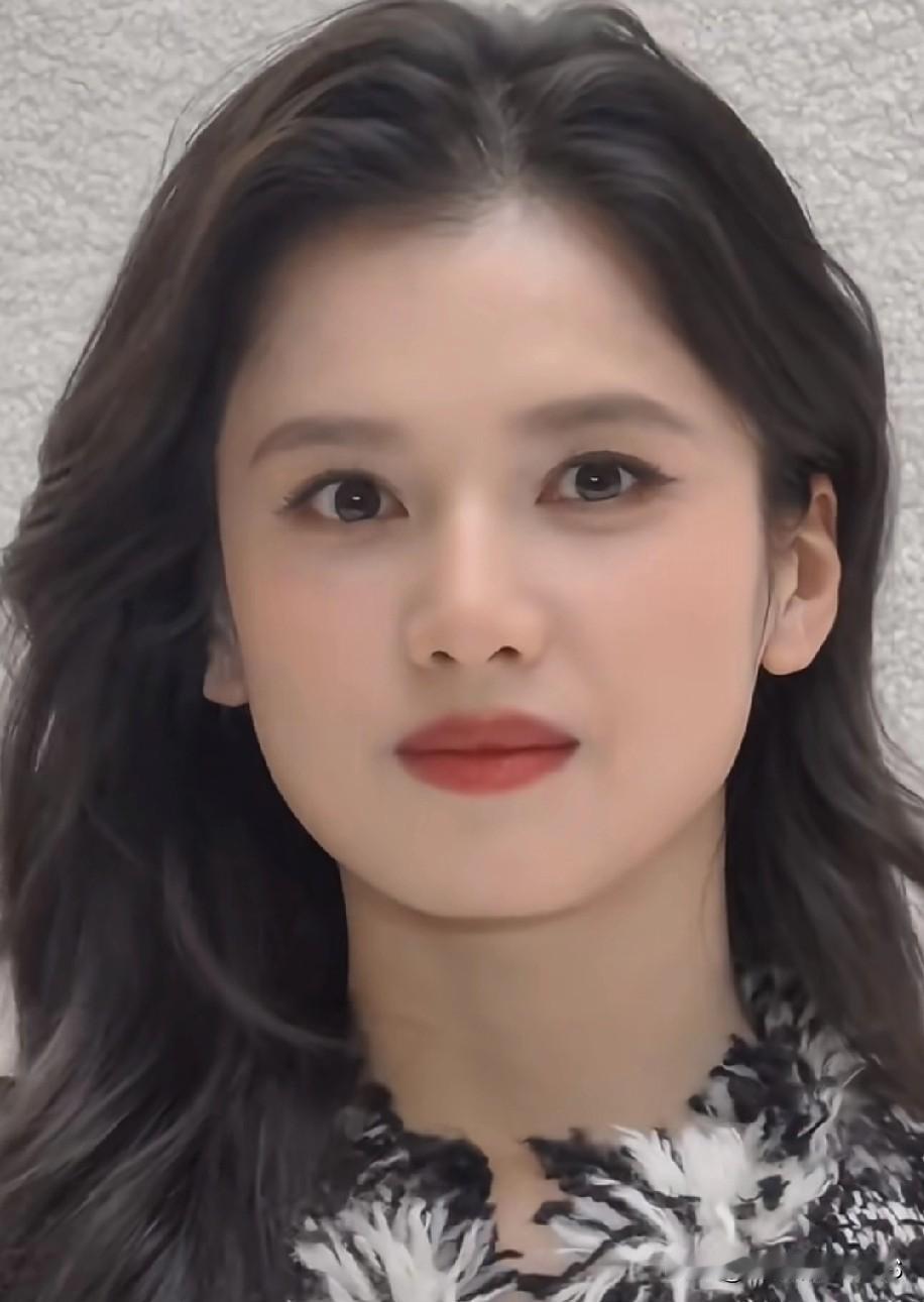 张婧仪居然连耳钉都没戴！素成这样反而更显贵气，这种不靠饰品撑场的高奢感，真