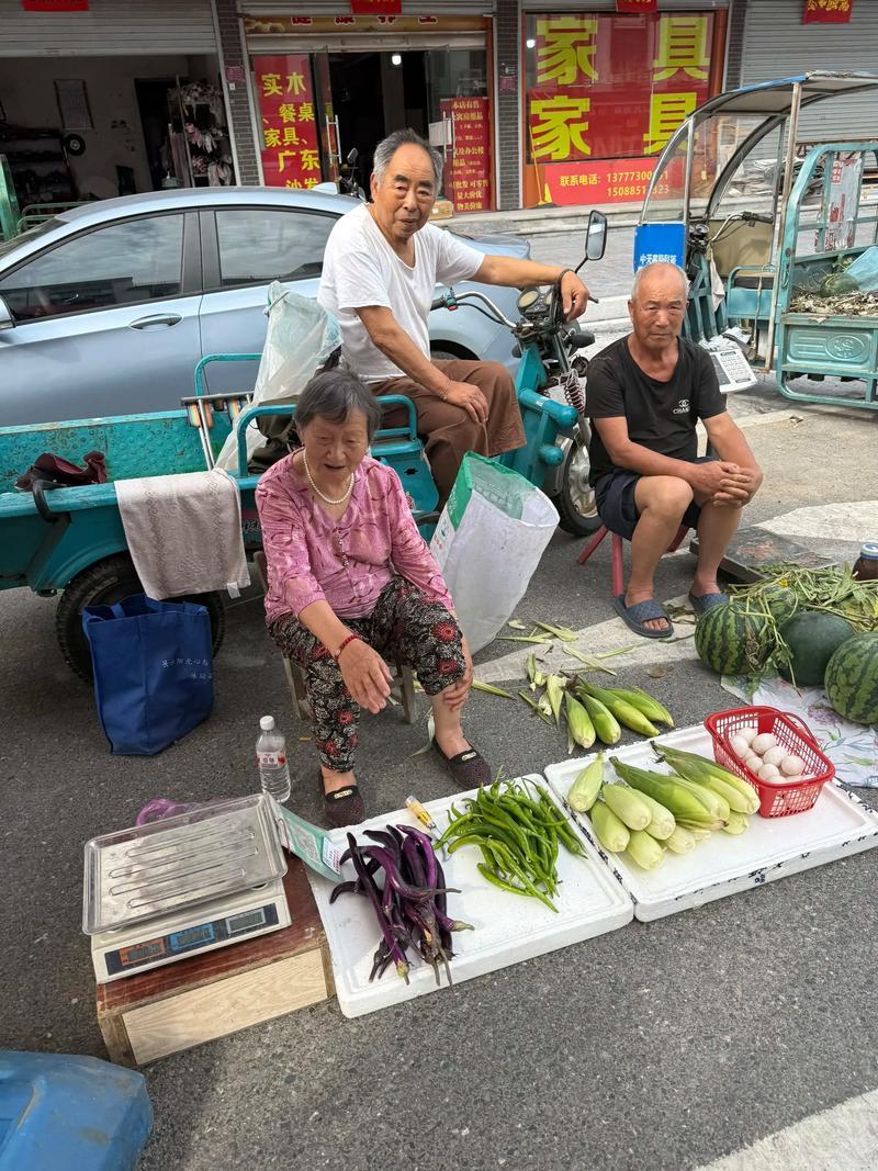 会英语的大爷血赚100多人民币！近日，山东一大爷在街上摆地摊，忽然来了一个外国