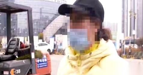 我跟你说，有些事儿，真是光想想都觉得后背发凉。一个女的，在澡堂子里，光溜溜地冲