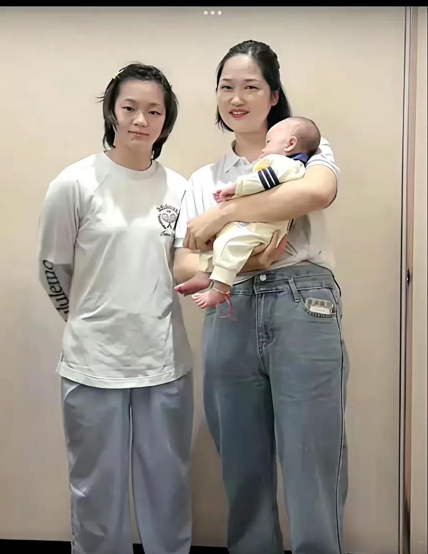 07月28日，全红婵这个头发太长了，感觉因为头发问题显得比较胖。其实比起普通人还
