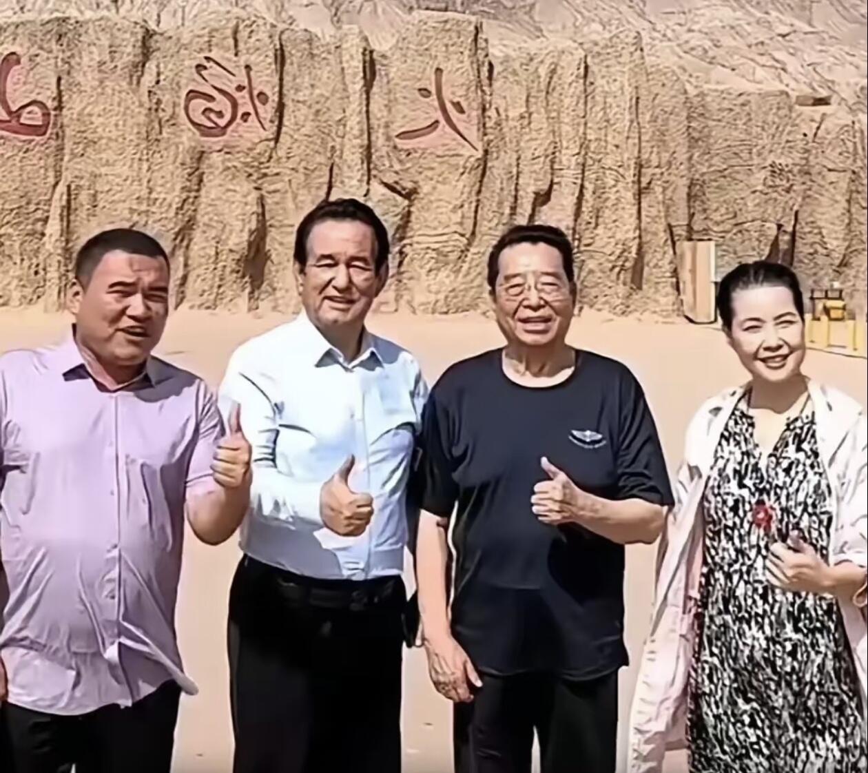 都快90岁的李双江还这么有精神，和妻子梦鸽一起参加活动，不像老态龙钟的样子，依旧