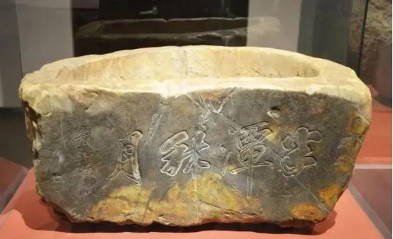 1983年，山东诸城两兄弟为争夺一个石制的猪食槽闹得不可开交，一村民恰巧经过，用