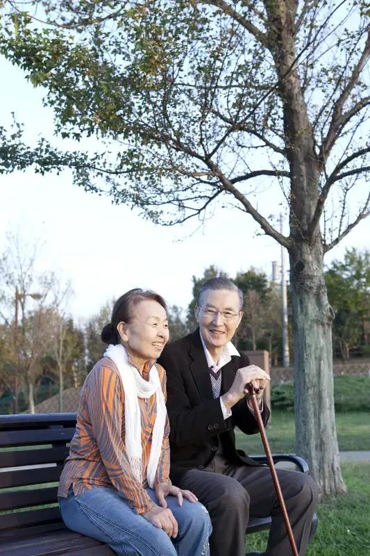 有件事儿我搞不明白退休金年年涨，一个月拿一千五的涨点可以理解，一个月拿一万以上