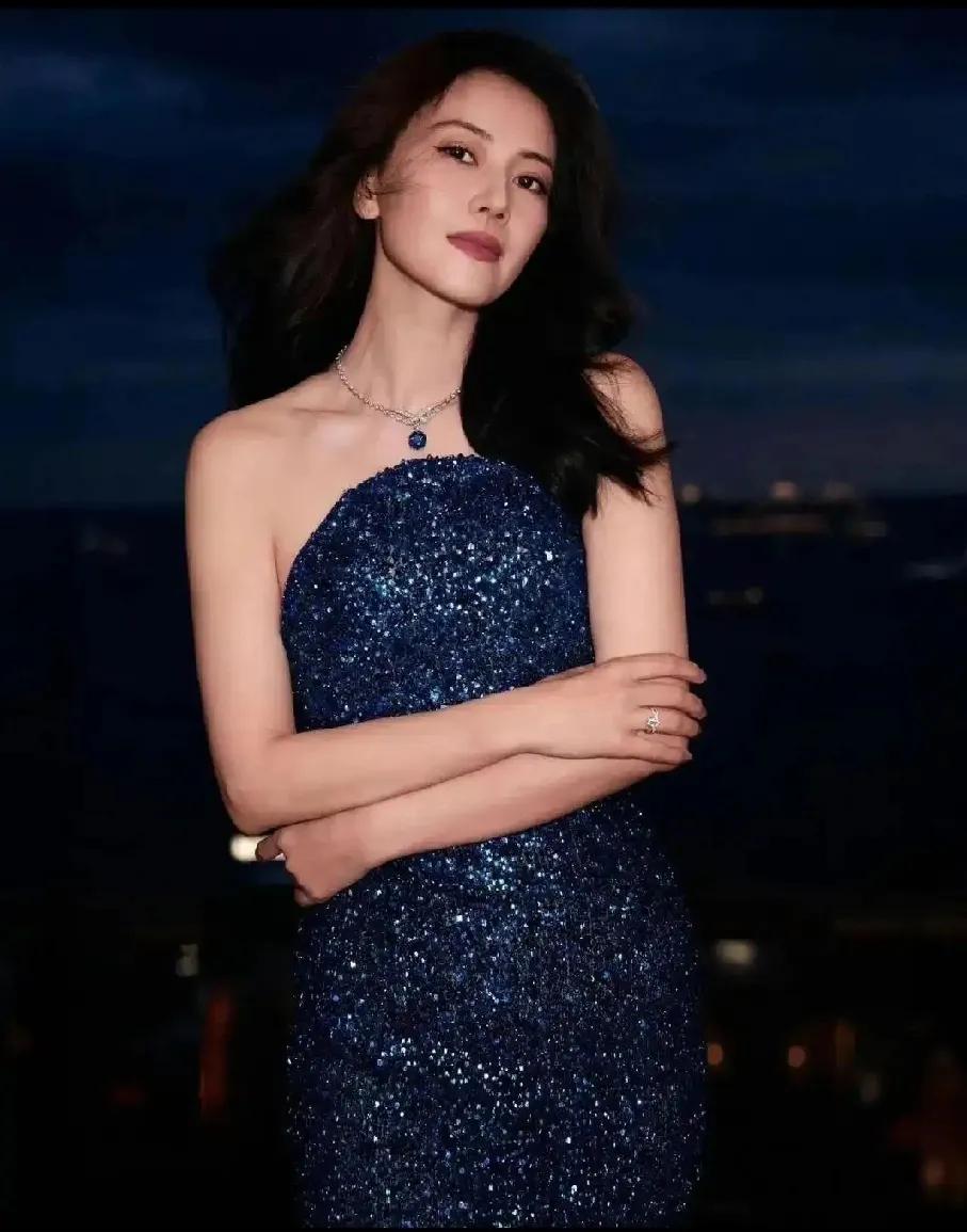高圆圆戛纳红毯杀疯了！宝蓝长裙配钻石颈链美到窒息第78届戛纳电影节红毯上，