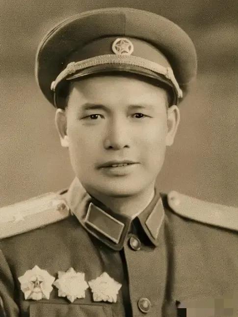 1946年，解放军设宴接风2000投诚土匪，酒过三巡，匪首随手把大衣往墙上一挂，