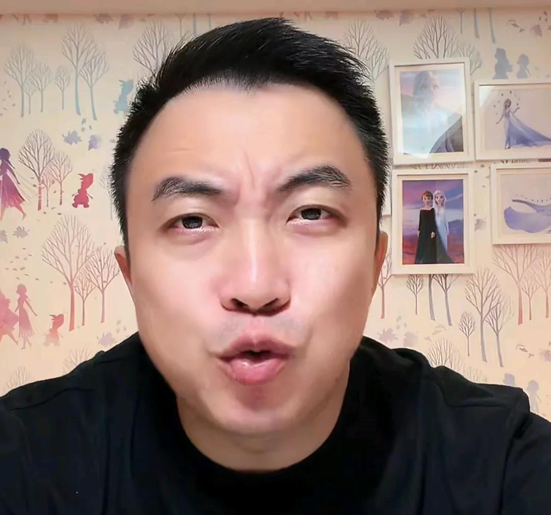 媒体人袁甲认为，山东泰山主教练韩鹏下课的原因其实就是球迷不够宽容。袁甲在直播时