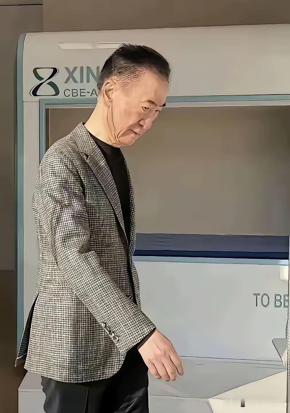 卖万达广场，我不意外。卖万达电影，我也不意外。可唯独让我没想到的，是他把自己