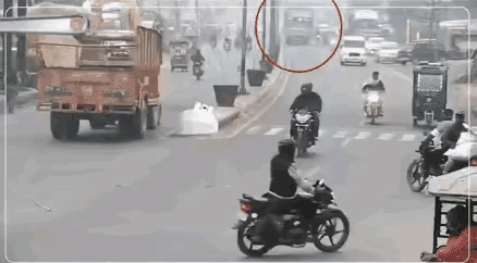 这位越野车你好像不是右转道吧？为什么突然就右转了呢？你这突如其来的操作让大货车