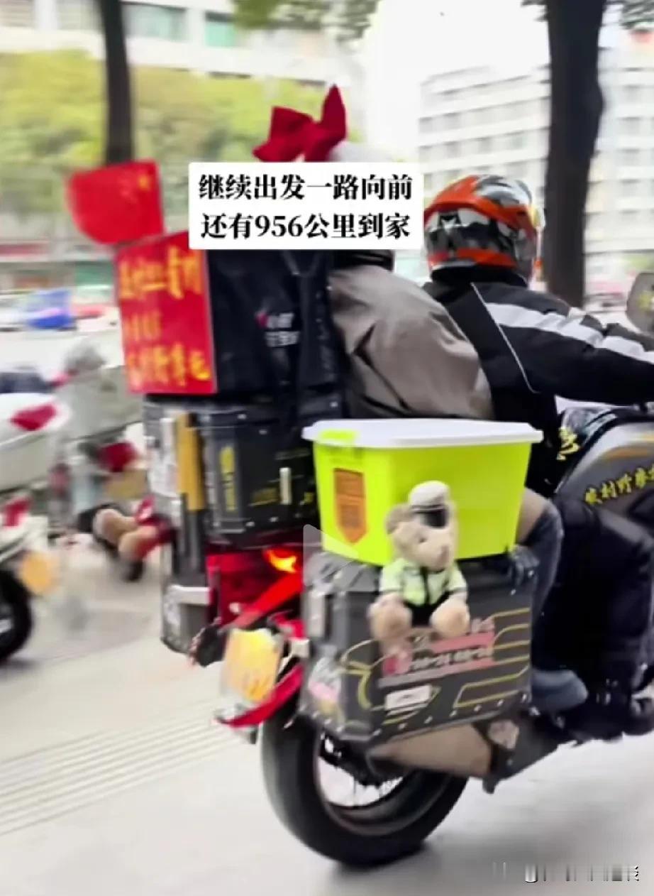 真的想不明白，他们为什么还要骑着摩托车回家过年？以前吧，人多，火车少，买不到火车