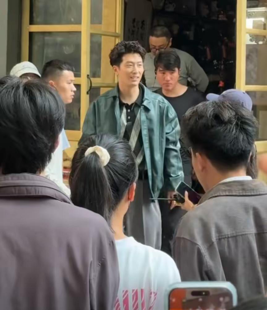36岁窦骁陕西拍戏，182cm的身高在人群中很醒目，只是结婚2年资源明显下滑……