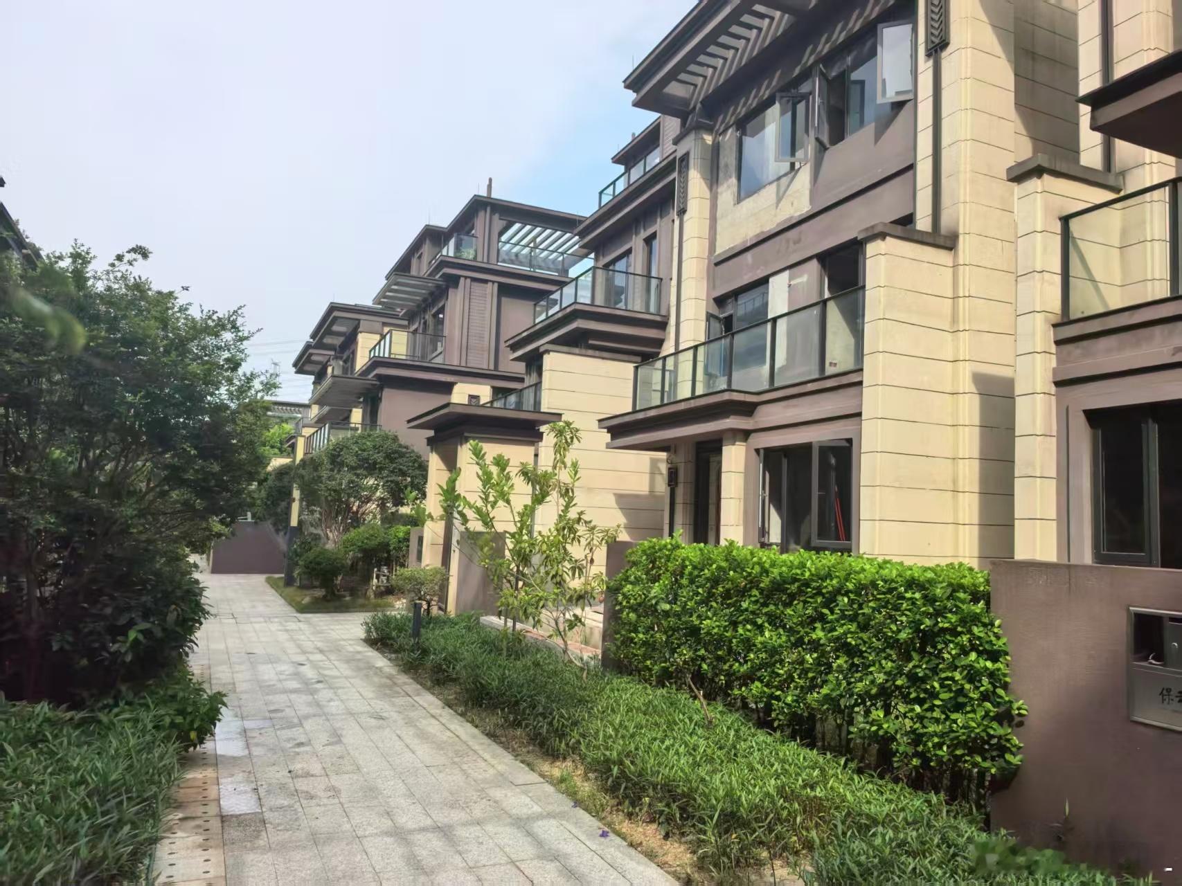 准备搬去农村住。不是因为村里空气好，单纯因为城里房子住不起。​​​