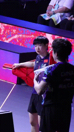 赛后复盘，莎莎肯定有很多不服。有人说他们吵架了，所以赛后颁奖没站在一起，故意让