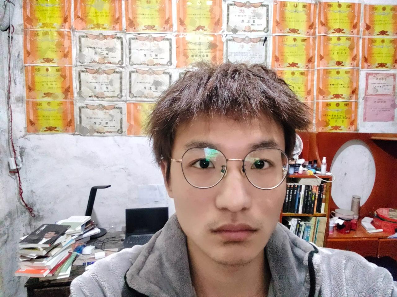 一个农村孩子，连续考研5年，想靠读书逆天改命。有人说他执着，有人说他该放下，