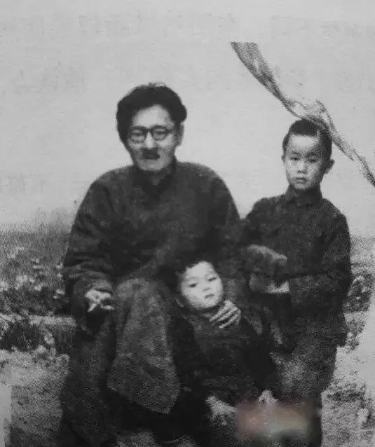 1943年，西南联大决定聘请沈从文为文科教授，月薪360元，大家举手同意。不料