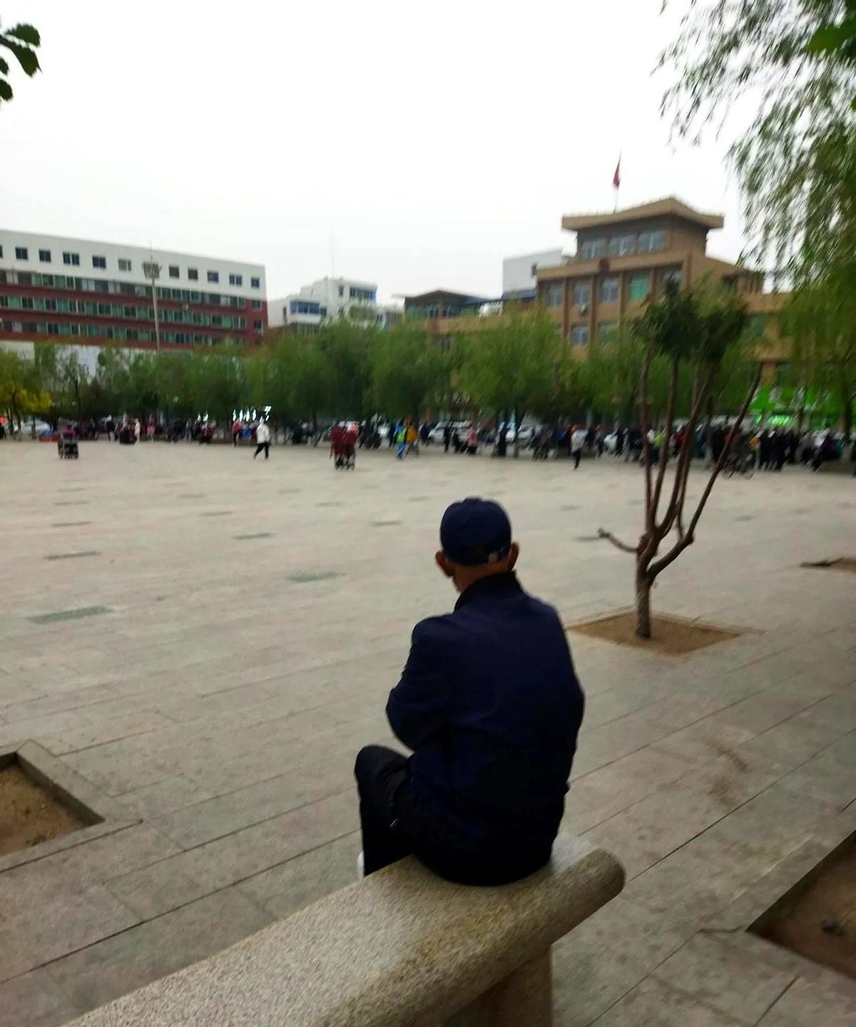 男人只要一退休，年龄过了60岁以后，就再也不像年轻的时候那样了。你发现没？街