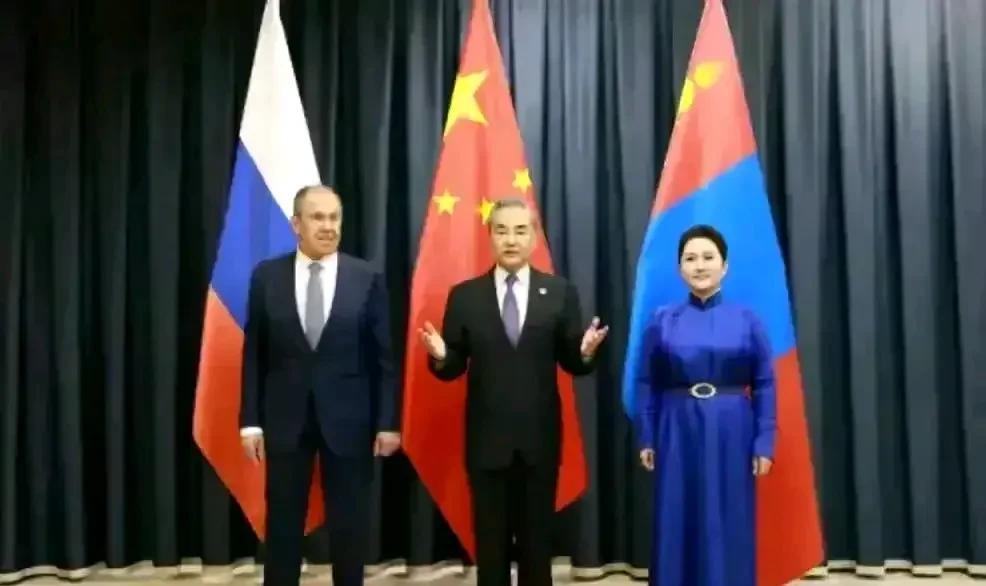 国防部宣布，参加蒙古军演！自从总理奥运额尔敦被逼走人，蒙古的政治又开始摇摆了！