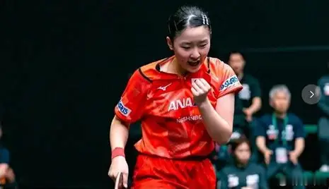 4比7落后，张本美和早已攥拳怒吼，王曼昱骤然停步，抬眼望向场边。场边的孙颖莎一言不发，只伸手指了指自