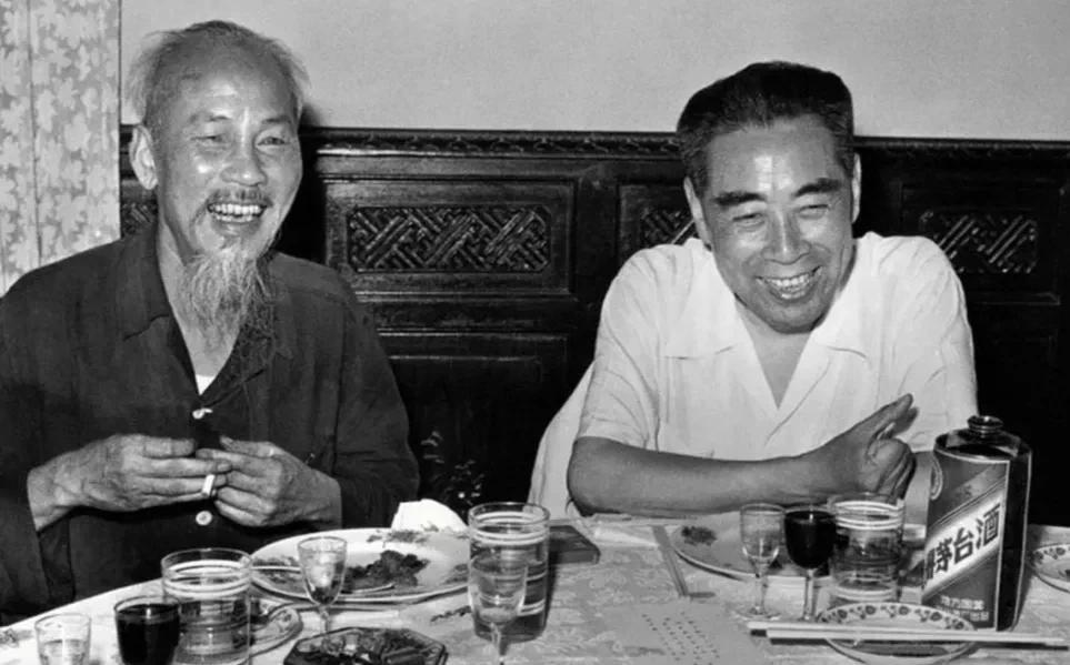 上世纪越南胡伯伯在中国胡伯伯是越南人民心中的伟大领袖和民族英雄，“胡伯伯”逝世