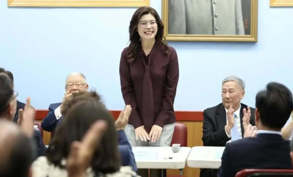 郑丽文：两岸现在没有条件讨论统一！这是郑丽文近日在接受专访时抛出的观点。的确