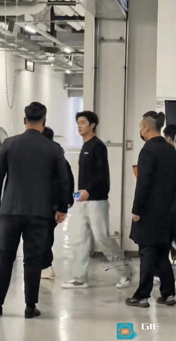 注意看，杨旭文一开始是准备上车走的，但他听到人群中有人喊“收信，收信……”他