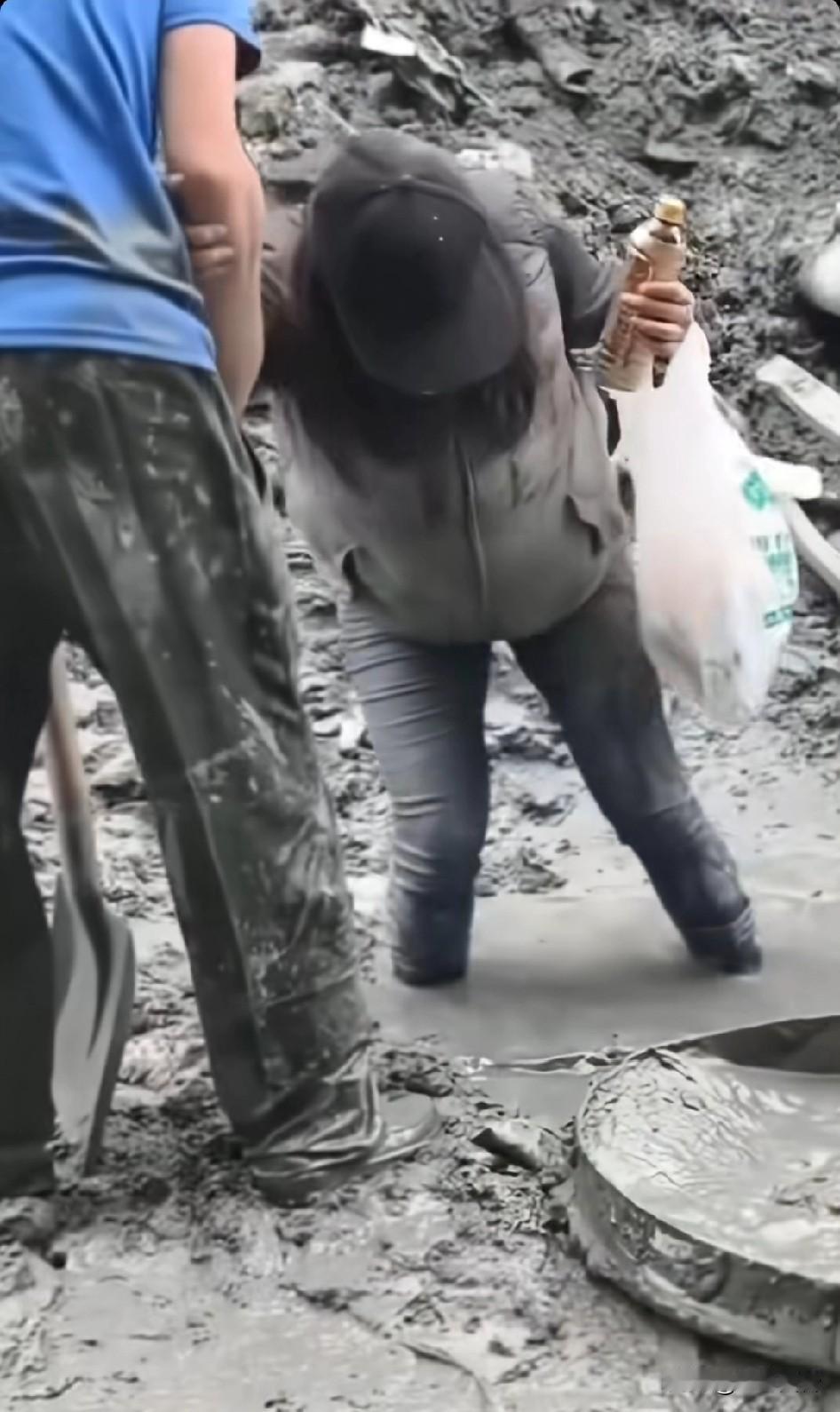 看不得这个，会想到红军过草地，本来以为是救灾现场，结果是全民秀场火山灰地质，变