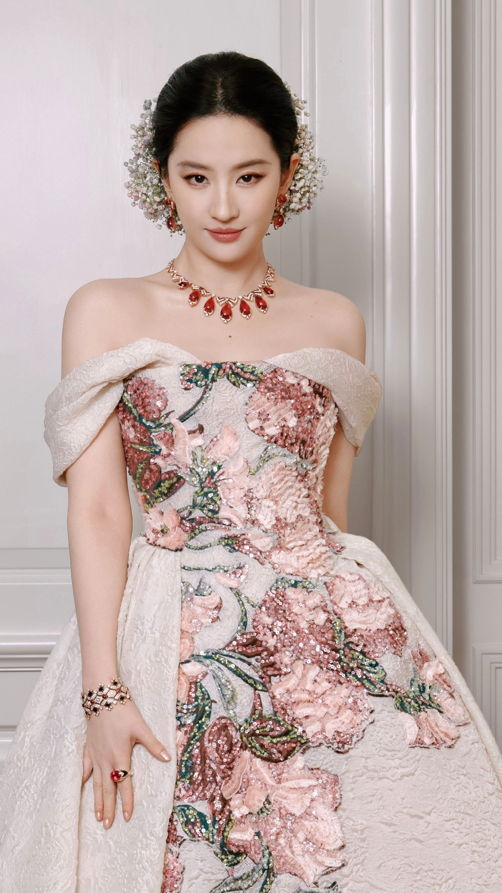 刘亦菲，刺绣花卉礼服，贵气优雅。刘亦菲