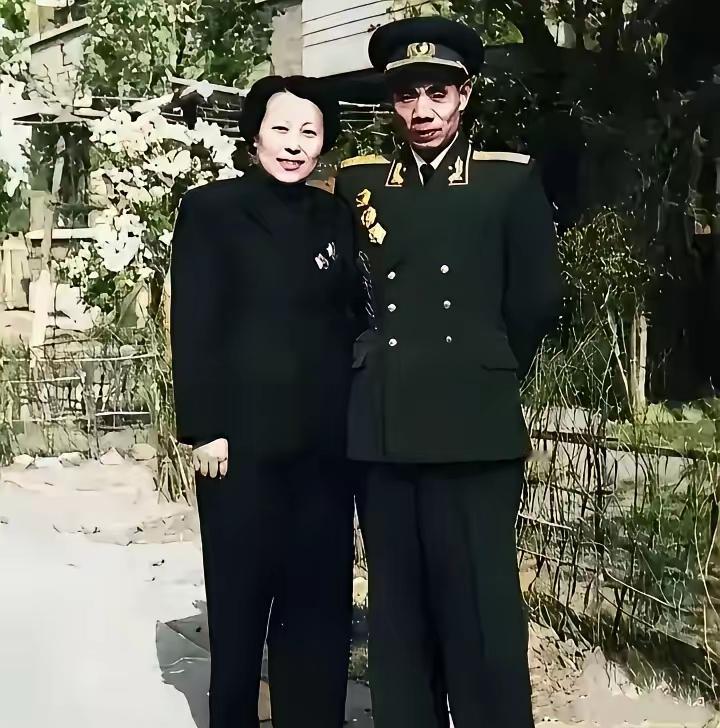 1961年，开国中将吴信泉和妻子俞惠如及12个孩子的一张全家福。吴信泉一生只娶了