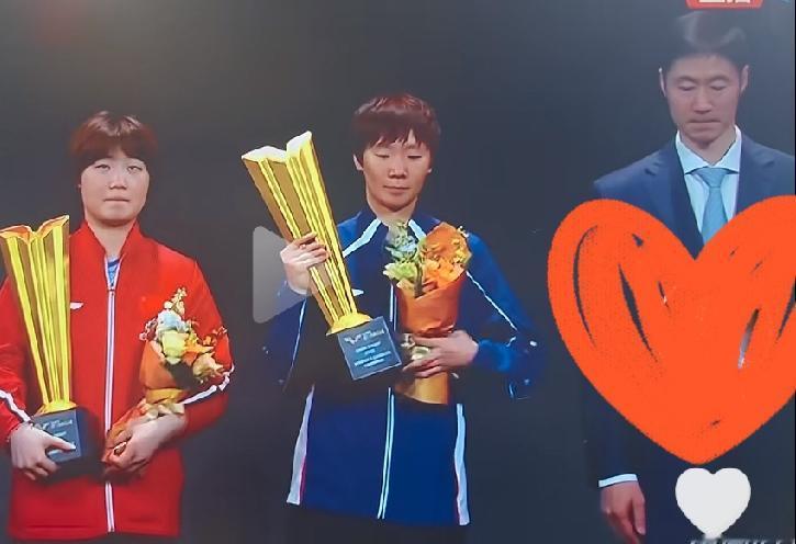 王励勤的温柔太暖心!WTT女双决赛，王曼昱重重摔倒在地，瞬间牵动全场人心。